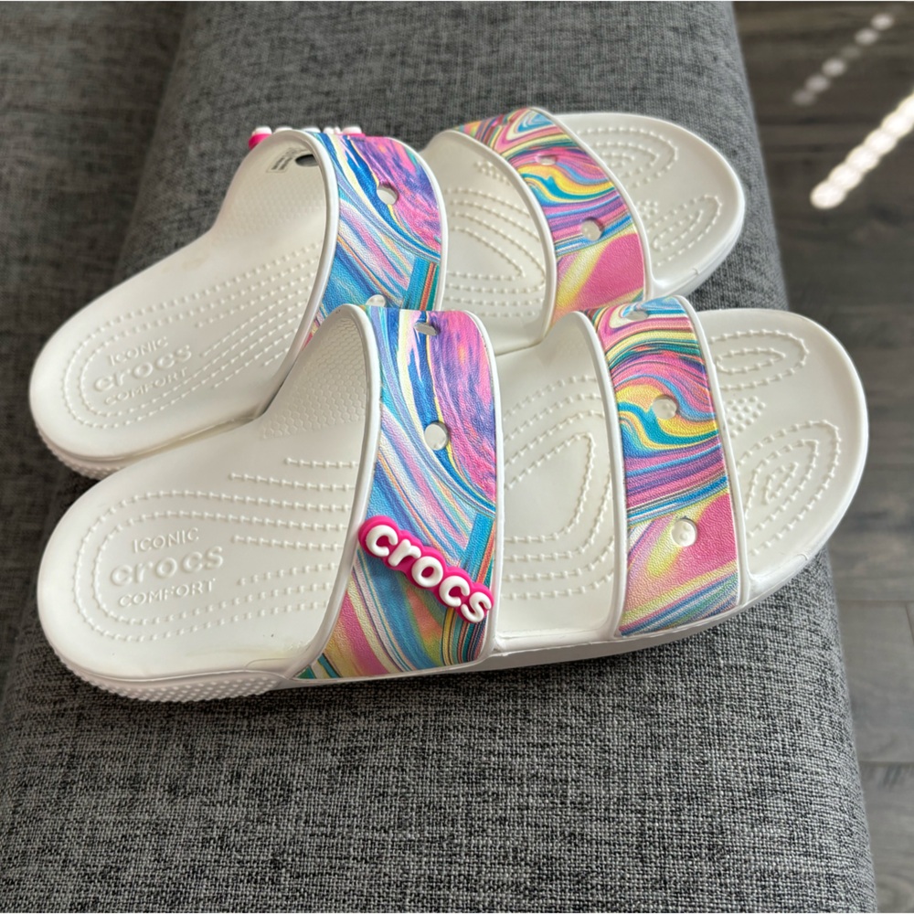 Size 8, Unisex Crocs Sandals